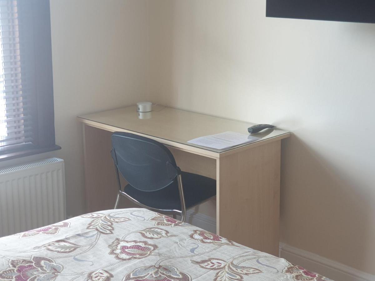 Apartment London Luxury 2 Bedroom Flat 5min Walk From Overground, With Free Wifi, Free Parking-sleeps X6 Ilford
