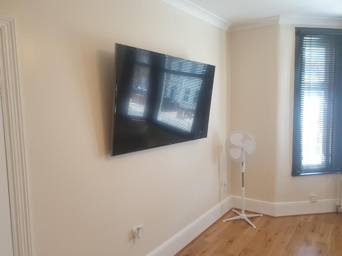 London Luxury 2 Bedroom Flat 5min Walk From Overground, With Free Wifi, Free Parking-sleeps X6 * Ilford