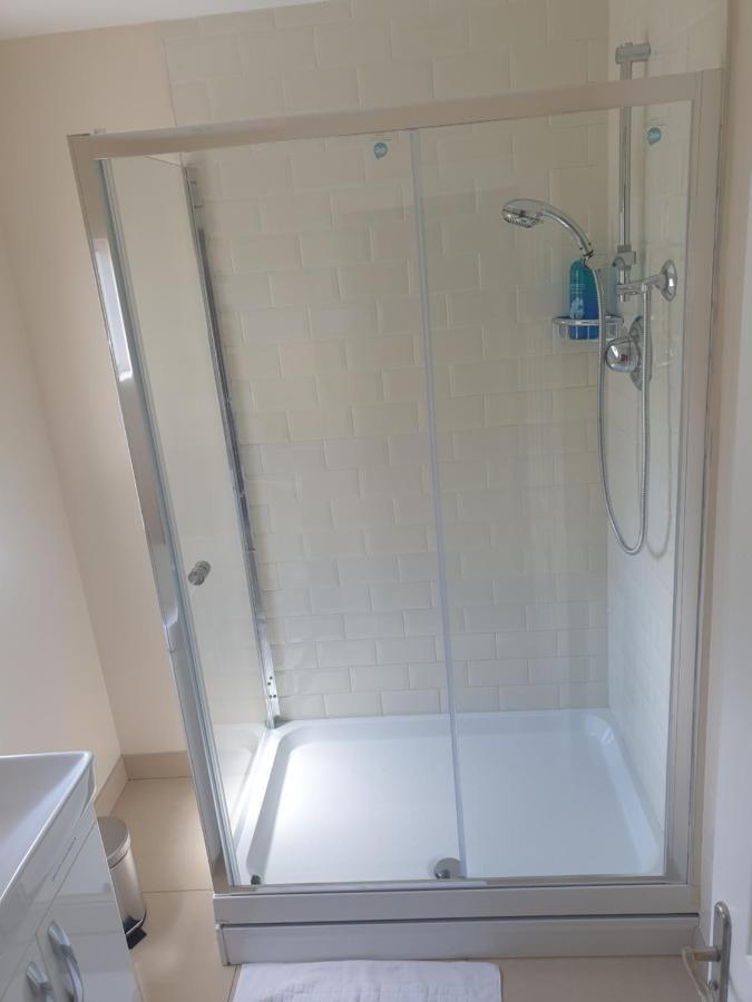 London Luxury 2 Bedroom Flat 5min Walk From Overground, With Free Wifi, Free Parking-sleeps X6 * Ilford