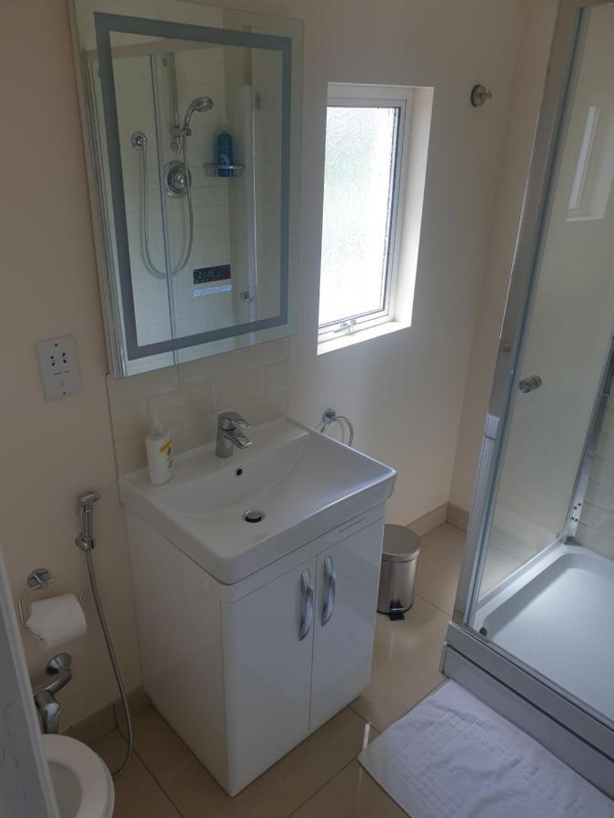 Apartment London Luxury 2 Bedroom Flat 5min Walk From Overground, With Free Wifi, Free Parking-sleeps X6 *