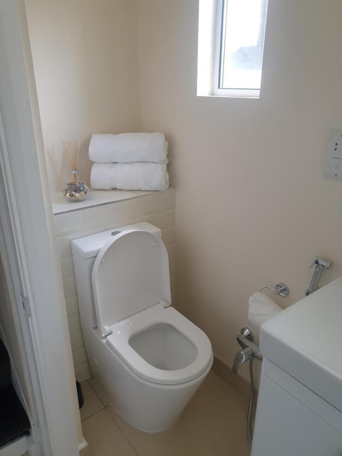 London Luxury 2 Bedroom Flat 5min Walk From Overground, With Free Wifi, Free Parking-sleeps X6