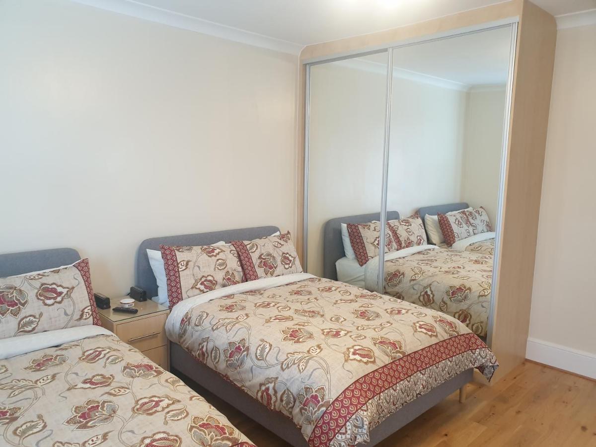 London Luxury 2 Bedroom Flat 5min Walk From Overground, With Free Wifi, Free Parking-sleeps X6 * Ilford
