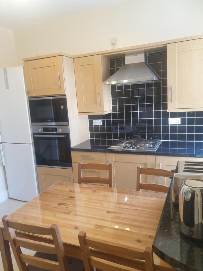 London Luxury 2 Bedroom Flat 5min Walk From Overground, With Free Wifi, Free Parking-sleeps X6 * Ilford