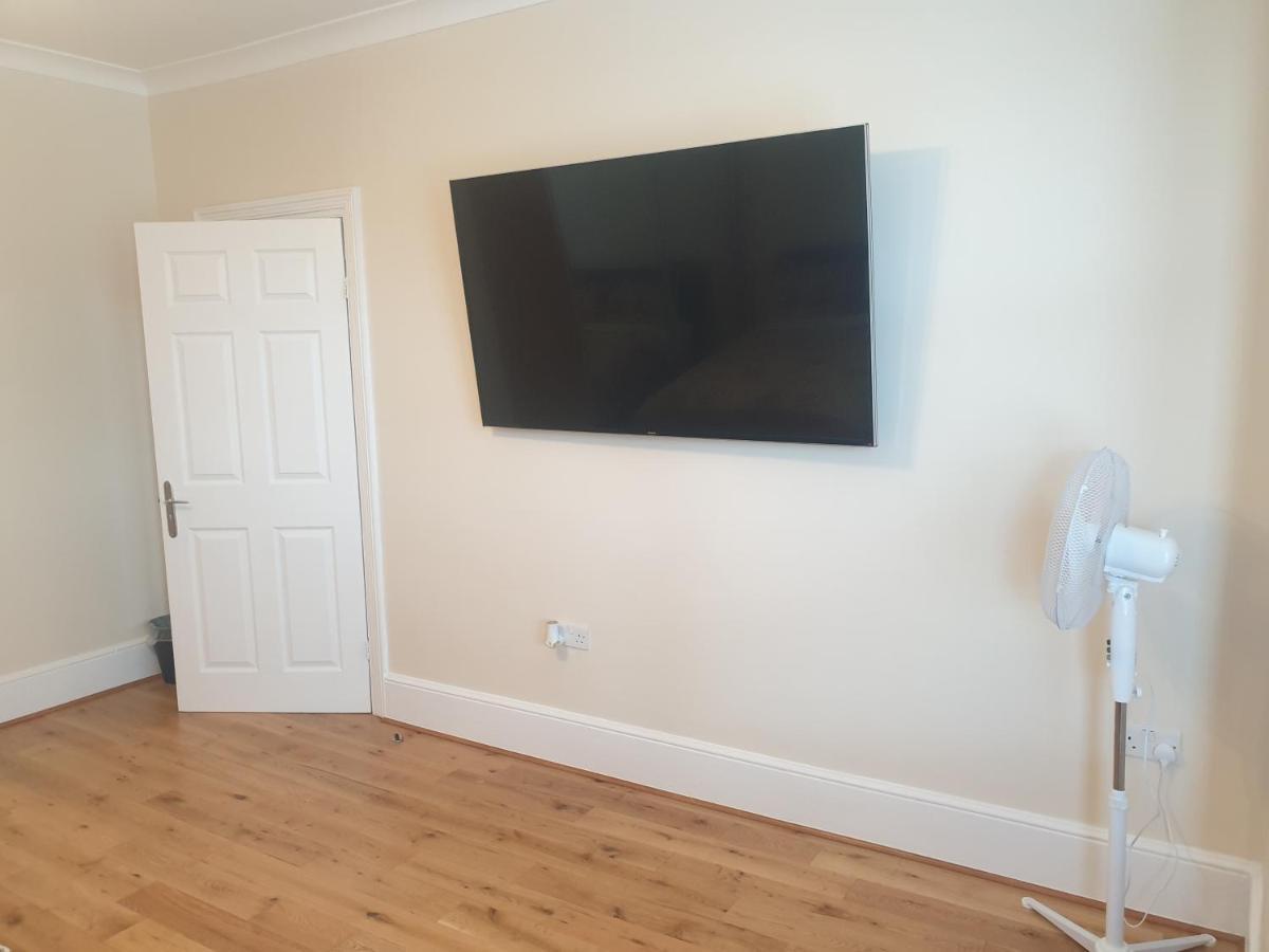 London Luxury 2 Bedroom Flat 5min Walk From Overground, With Free Wifi, Free Parking-sleeps X6 * Ilford